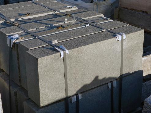 Gabbro äärekivi 2 cm faasiga