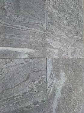 Monsoon Black, harjatud pinnaga