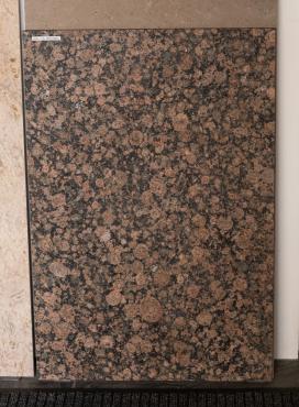 Baltic Brown, harjatud pinnaga plaat